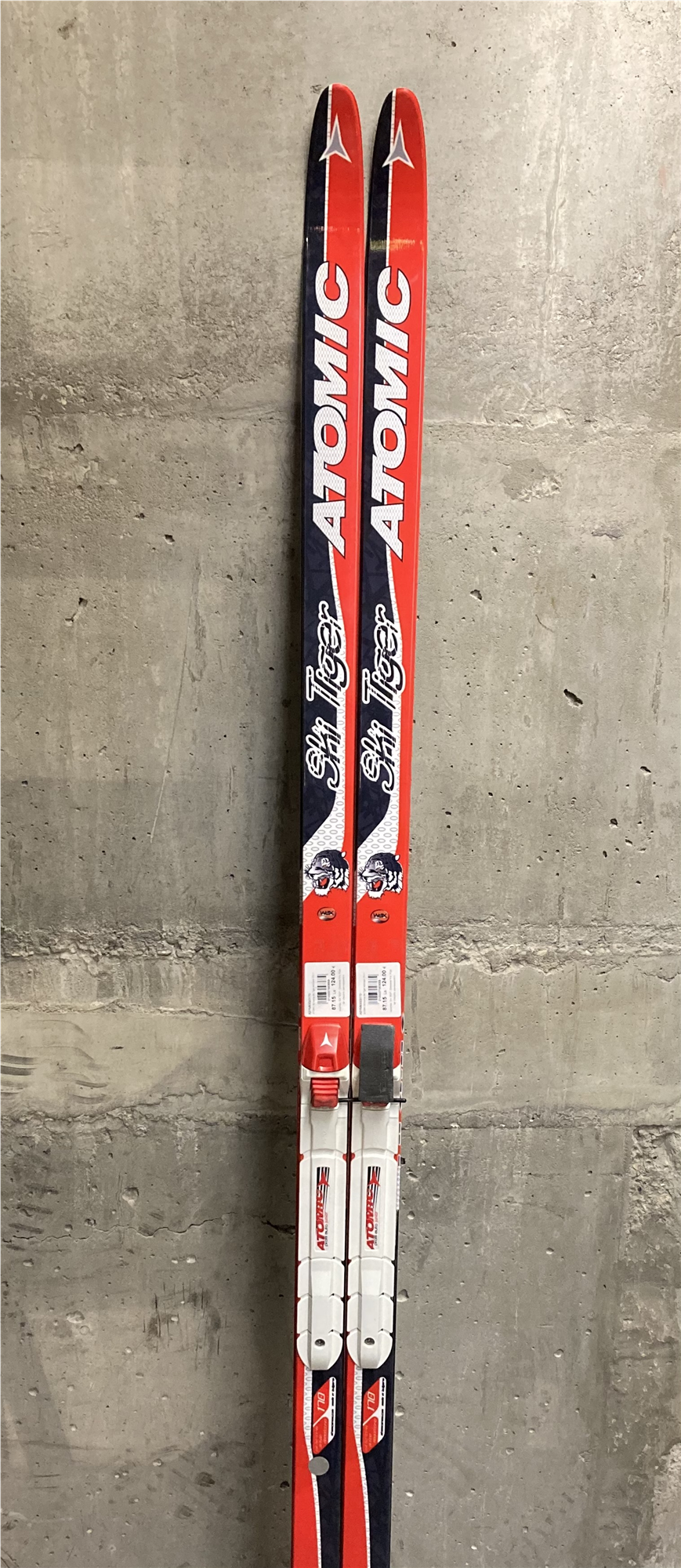 atomic-distancu-slepes-ar-stiprinajumiem-ski-tiger-red-black