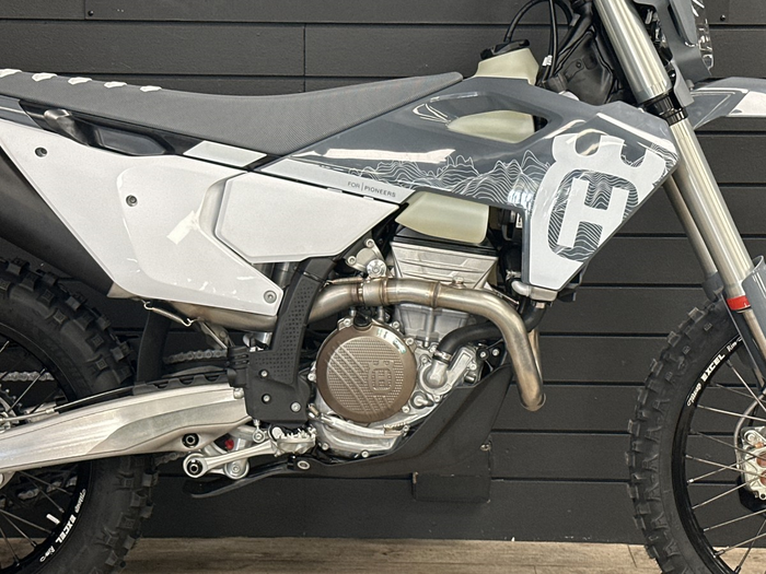 HUSQVARNA plastmasa bākas sāni LH/RH Pro Edit '24 grey w/decal