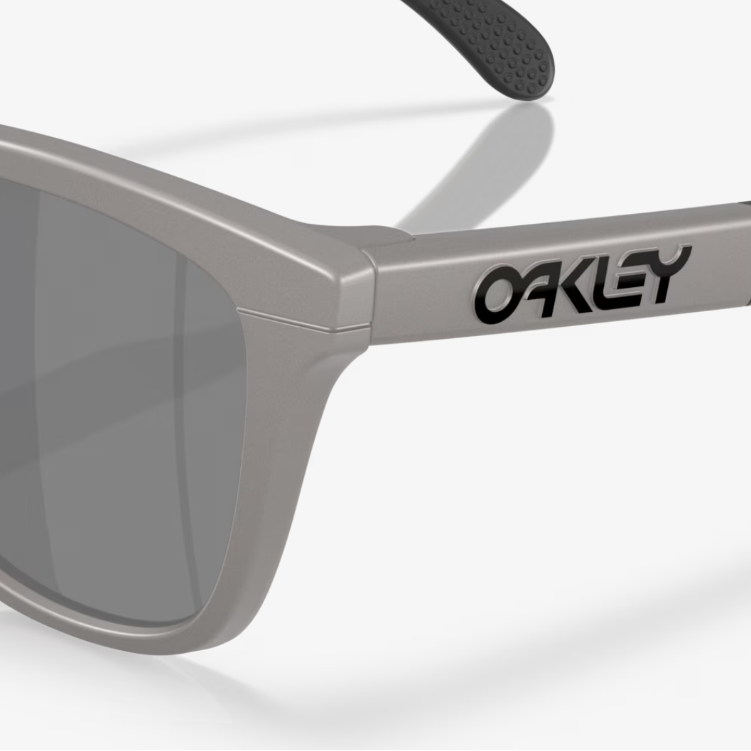 OAKLEY saulesbrilles Frogskins Range titāna ar Prizm melno polarizēto lēcu