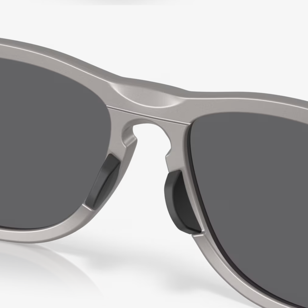 OAKLEY saulesbrilles Frogskins Range titāna ar Prizm melno polarizēto lēcu
