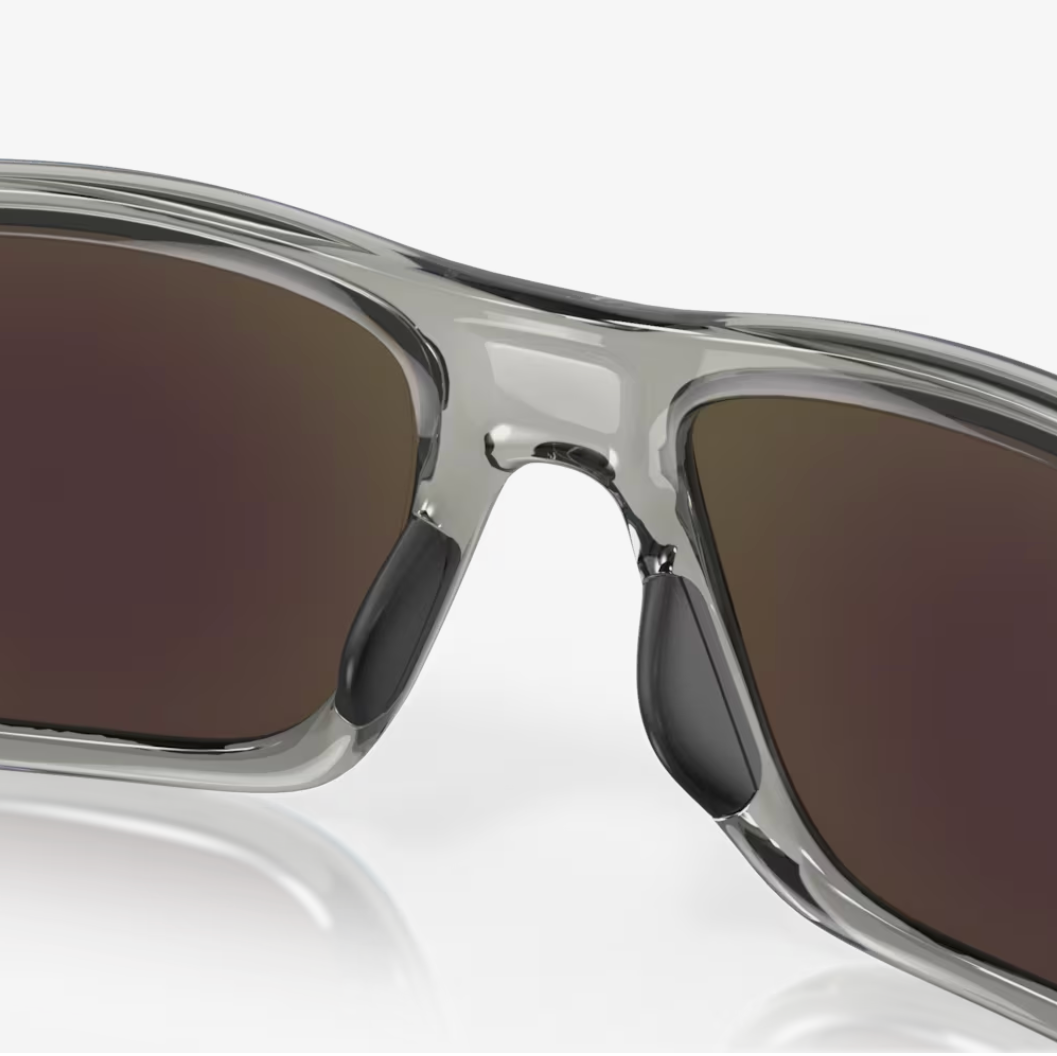 OAKLEY saulesbrilles Mainlink pelēkā tintē ar melno safīru